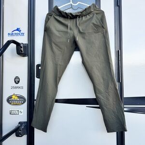 Lululemon On The Fly 7/8 Pant in Dark Olive